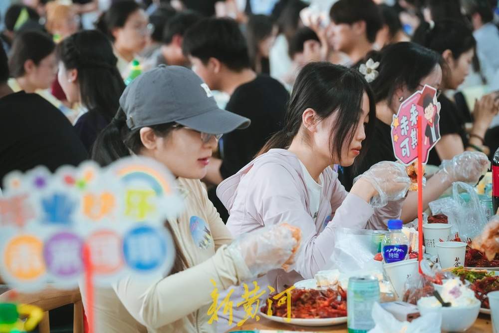 500斤小龙虾亮相毕业宴！齐鲁工大祝学子们：人生一路“红火”出圈