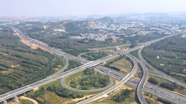 26日10点，济菏高速即将迎来首个“双向八车道”通行路段