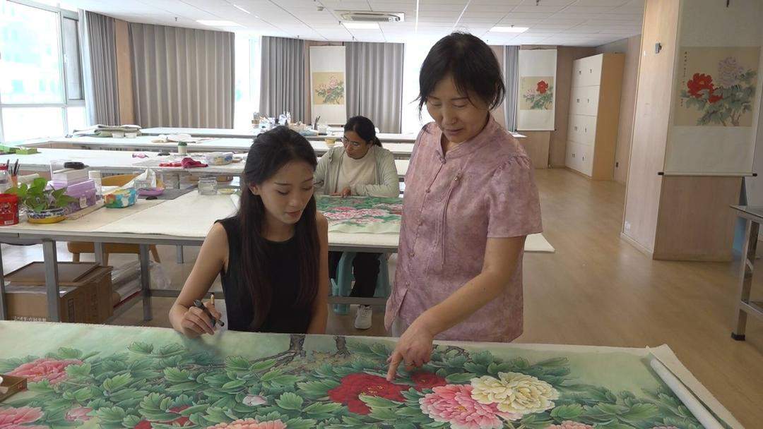 从灶台到画案:一支画笔何以破解留守妇女顾家增收两难
