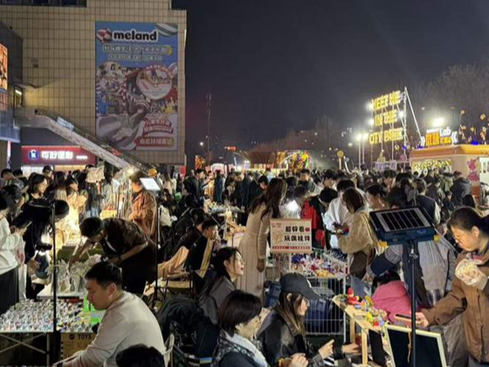 40年前的汽车模型、十几年前的CCD相机……复古玩具市集吸引年轻人扎堆寻童年