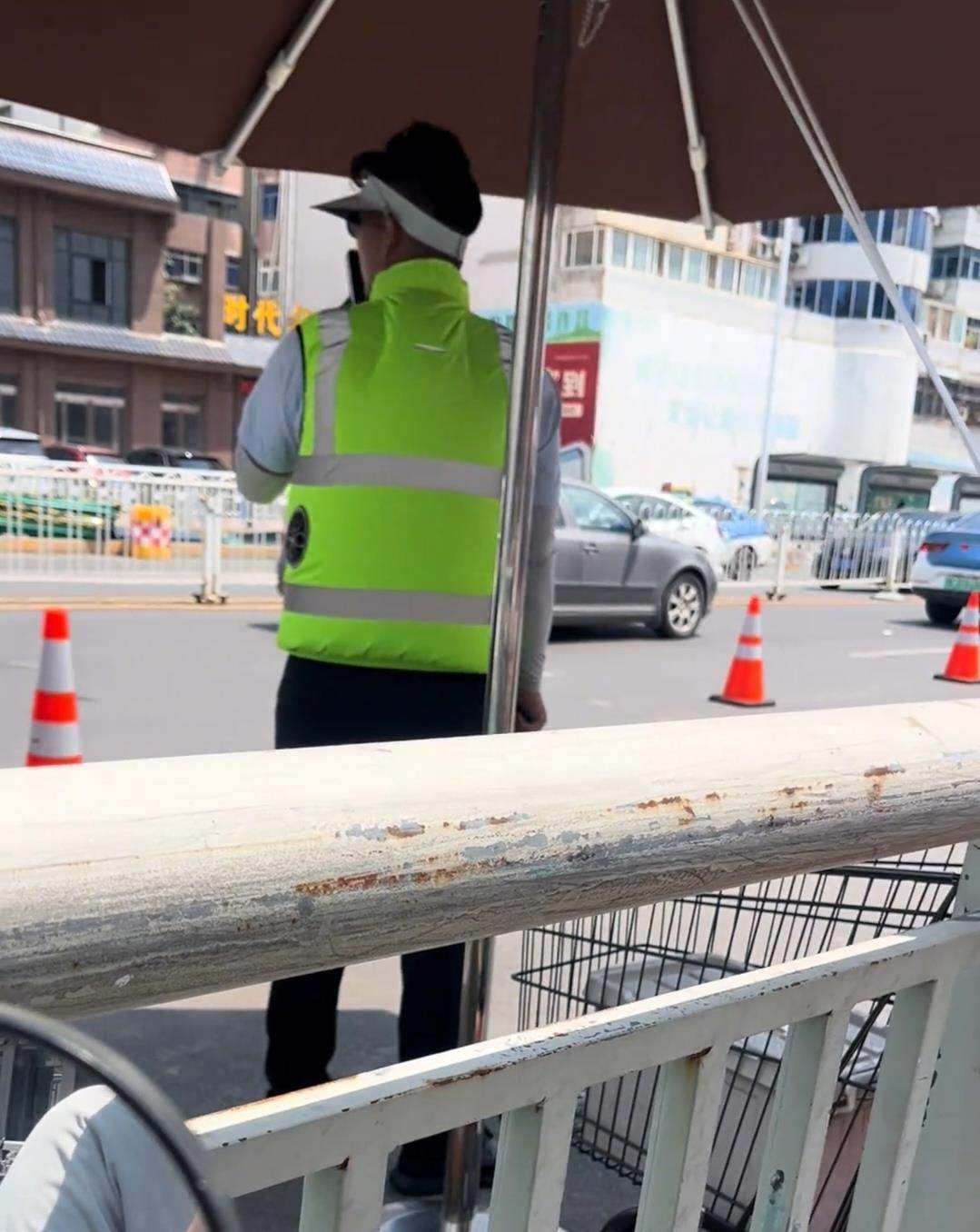 胖东来回应给员工配备空调服：因室外气温较高，专为外勤人员发放