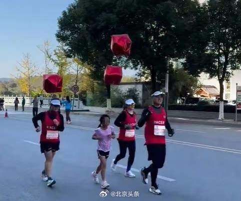 女童父亲承认蹭跑马拉松违规，组委会：就孩子如何进入赛道展开调查