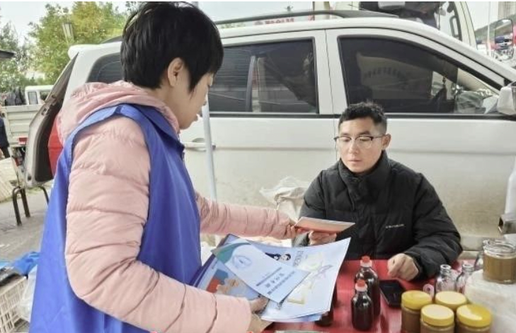 大集里的“法治课”！普法服务送到群众心坎上