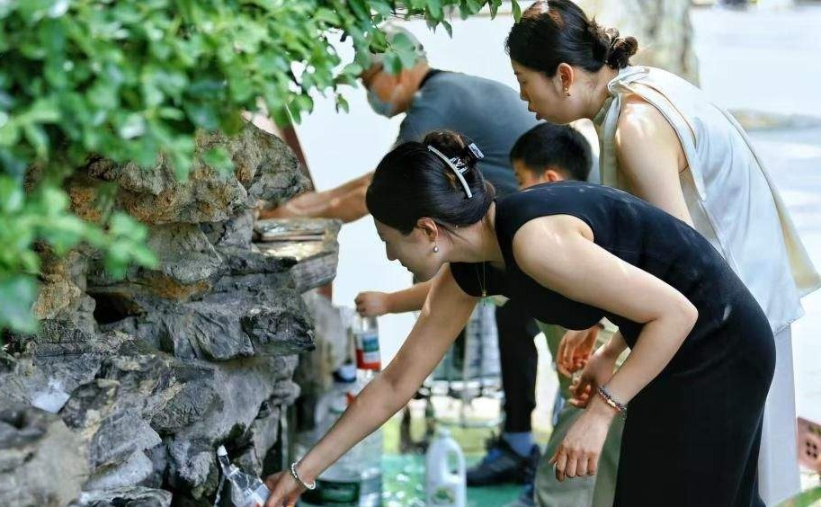 高温天气催热泉水游 济南护城河畔游人如织享清凉