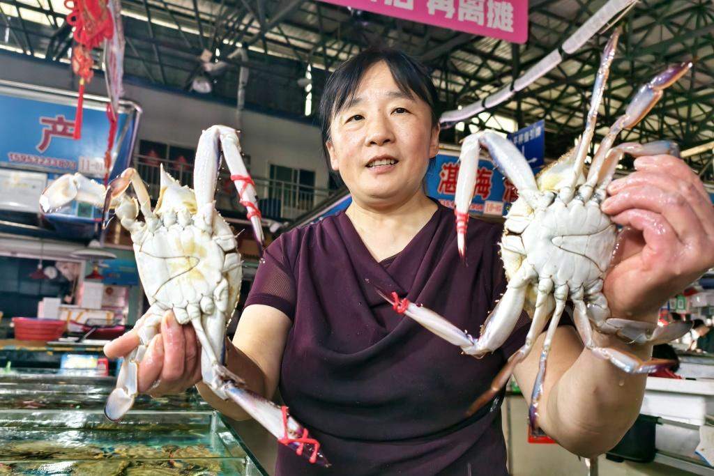 螃蟹热销正当时，公蟹肥美母蟹还得等一等