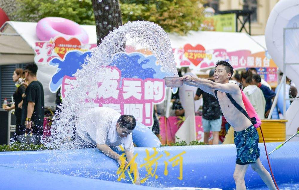 泼水互动清凉一夏 高温避暑争当“落汤鸡”
