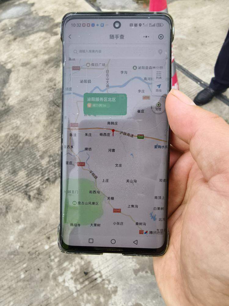 假期出行高速服务区“人等桩” 如何缓解新能源车主的“充电焦虑”？