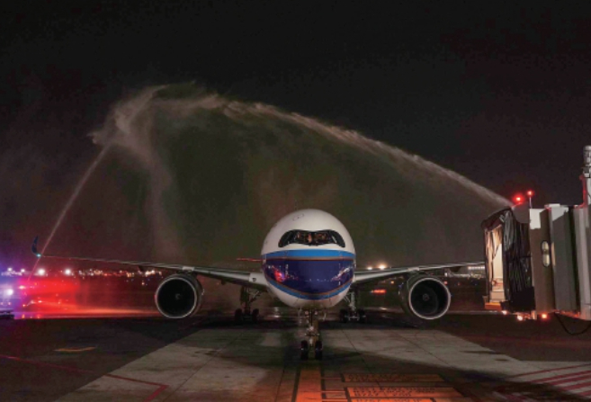 墨西哥机场用水门礼迎接中国客机