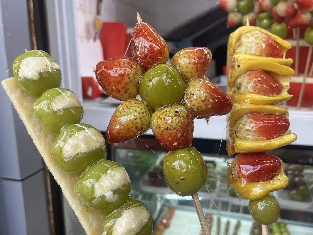 火爆全国!济南街头买“奶皮子糖葫芦”的队排了100多米,有店主忙得直冒汗:20元1串,一天卖两三百串