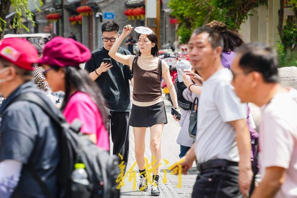 济南气温升至32℃，明府城游人换夏装出行