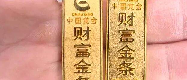 浙江一女子15年前在杭州西湖银泰的中国黄金花1万2买的两根20克金条，称重竟只有9克多，且检测出完全不含黄金，女子：全是铜跟锌