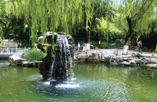 高温退场！雨中月牙飞瀑解锁泉城伏天限定美景