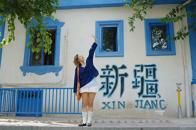 多彩民族有多彩丨琴声漫过蓝白院墙，六星街奏响民族融合的“最美和声”