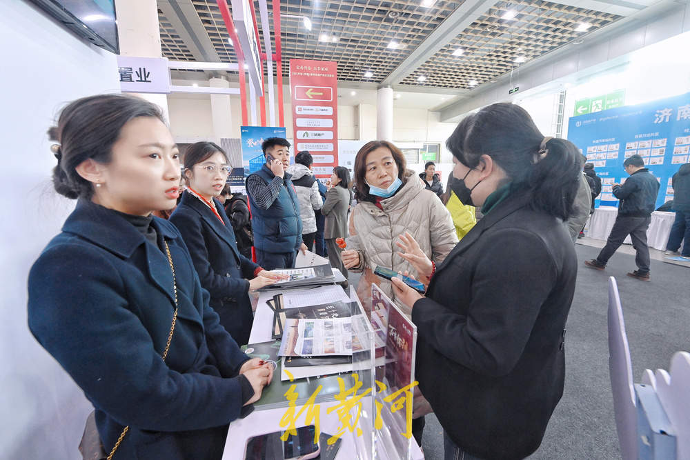 济南春季房展会今日开幕，有市民早上9点就携家带口来看房