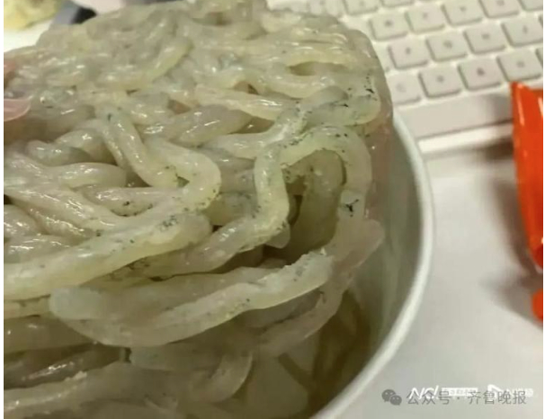 酸辣粉被曝发霉，代工厂致歉，“麻六记”就无责吗？