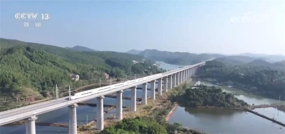 串点成线、跨境交流、方便快捷 多条铁路线路为春运“增光添彩”