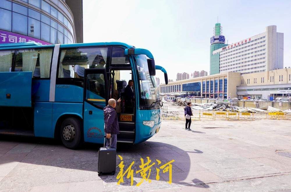 广场汽车站发车区拆除，临时便捷乘车站启用