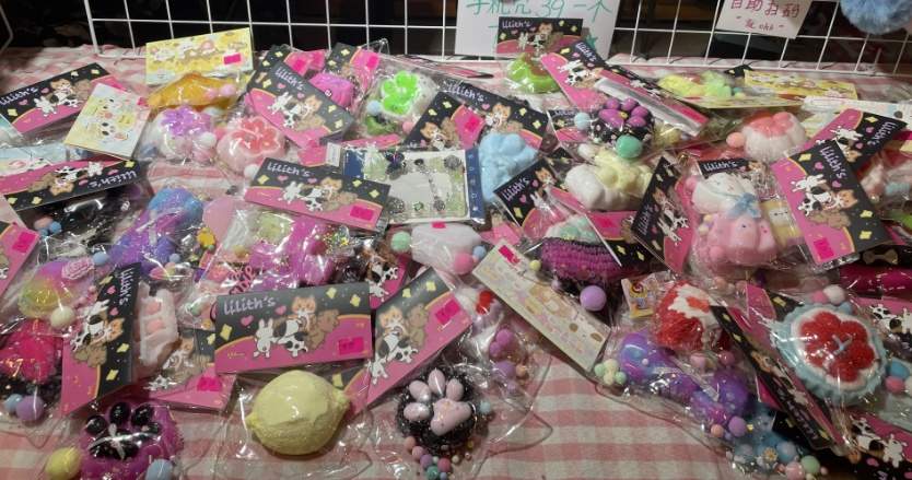 这种“解压神器”却多是“三无”产品，捏得“闻”不得