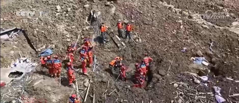 强降雨引发江西遂川多地出现地质灾害 多支力量多路出击保通保畅保安全