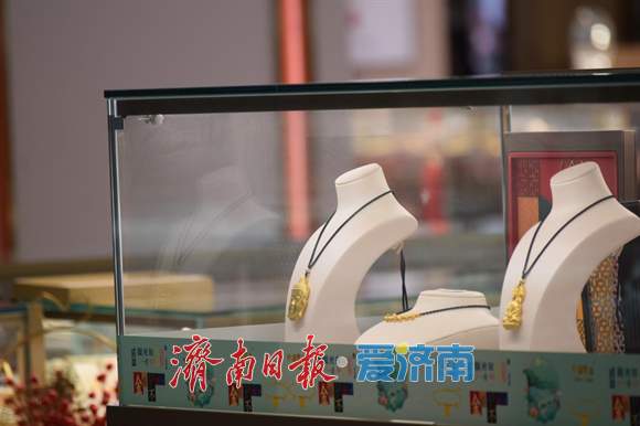 融媒·深调查丨线上宣传“平替”，线下标注“非金”：你买的沙金饰品，到底是谁的替身？