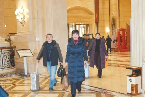 同心同行担使命 泉城聚智启新程——市政协十五届五次会议委员报到侧记