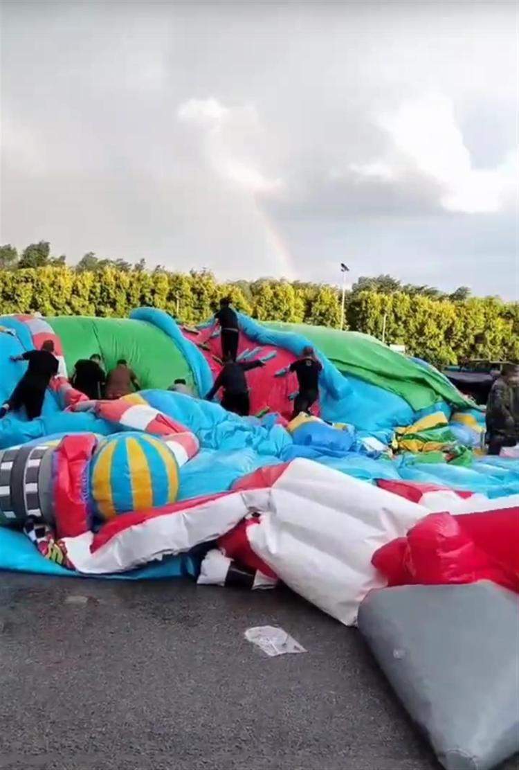 辽阳一充气城堡被风吹翻致8名儿童受伤