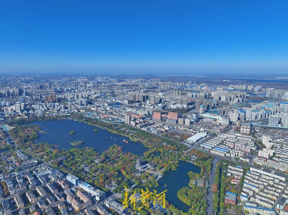 泉城迎来“寒潮蓝” 冬日明湖蓝天碧水相映生辉