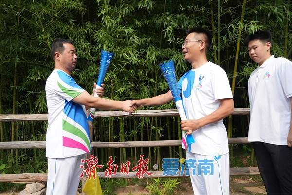 浪溪河畔引“泉炬” 2025济南国际泉水节“泉炬”传递走进平阴洪范泉群