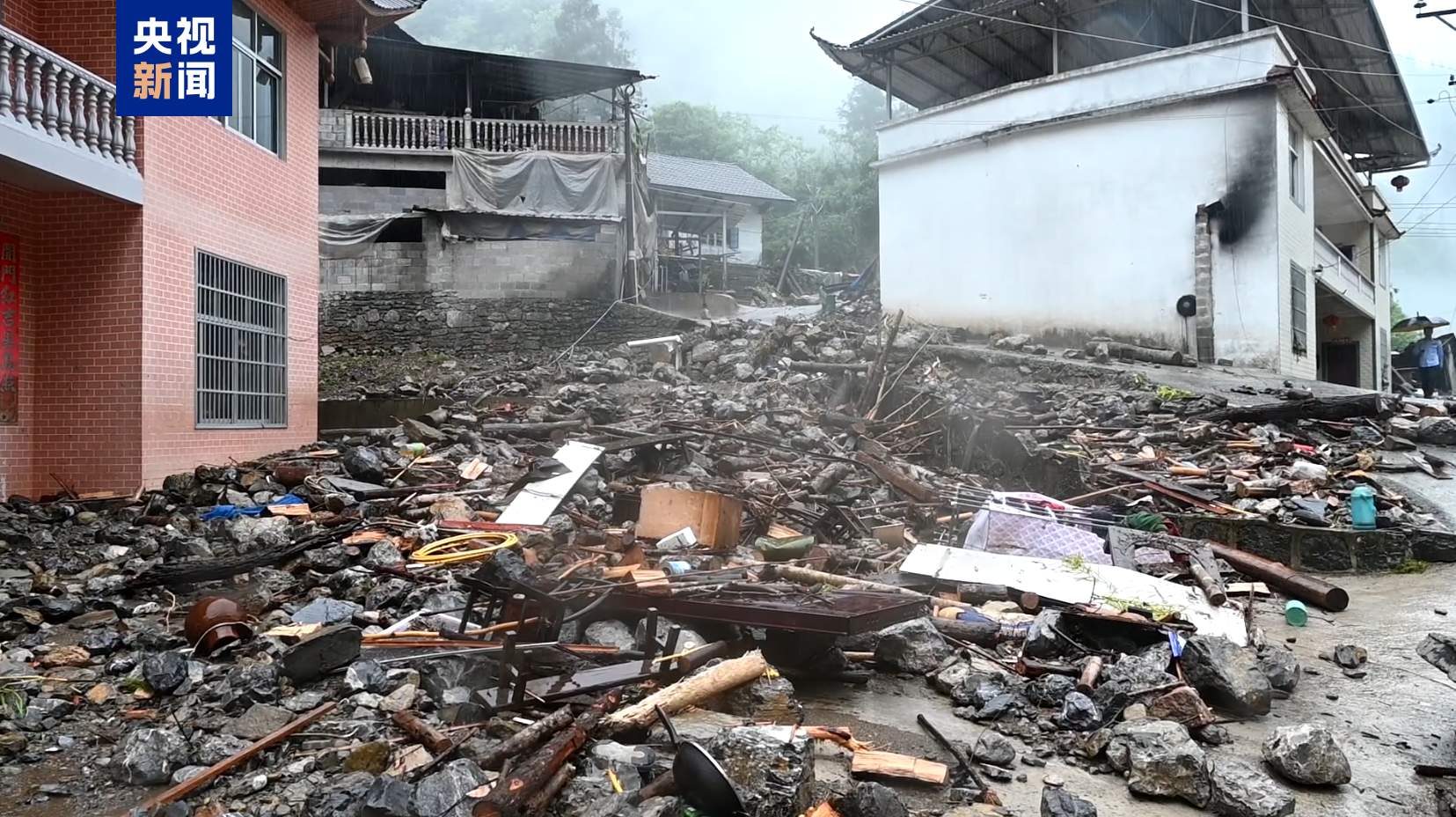 湖北宣恩突降暴雨致多处房屋被淹 当地深夜转移数百群众