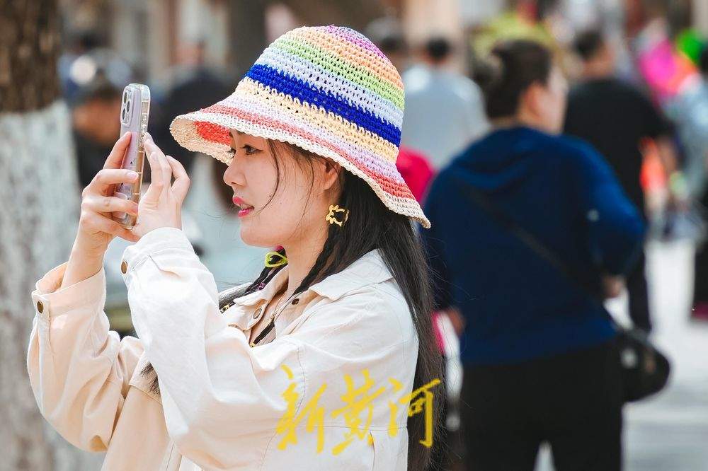 济南气温升至32℃，明府城游人换夏装出行