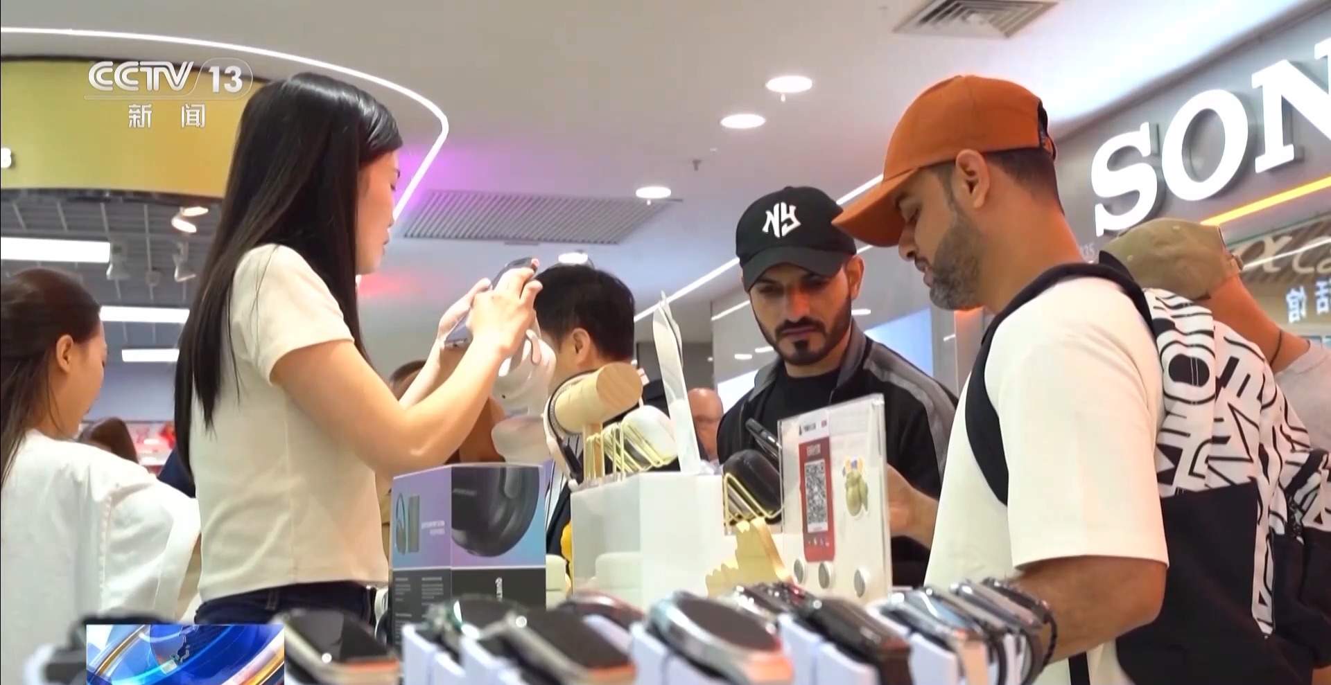 “中国游”带火“中国购” “即买即退”让外国游客购物更丝滑