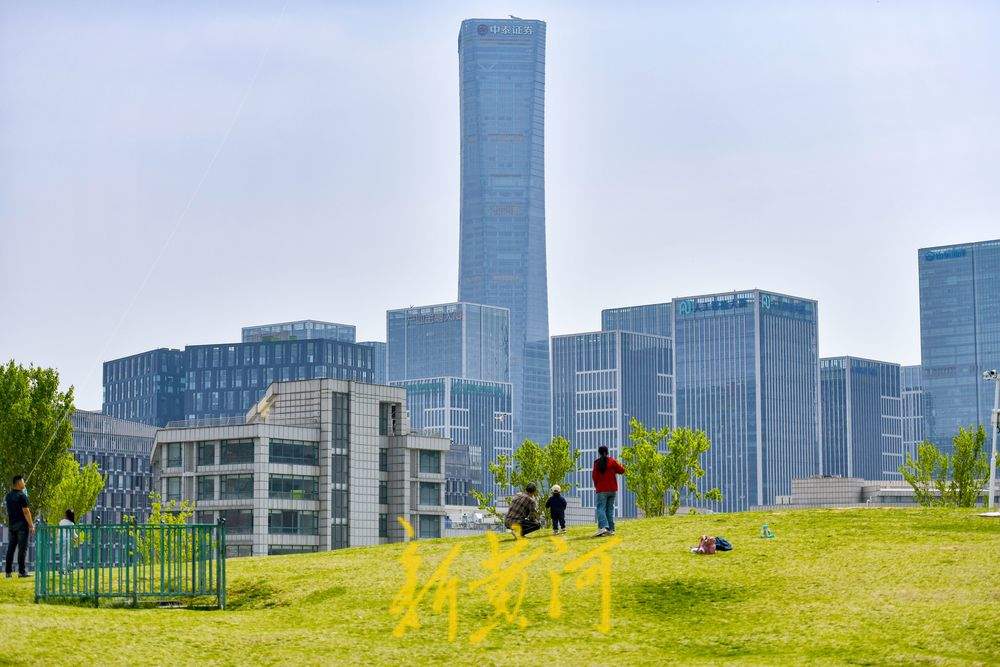 共享绿地仲春披绿 感受草原风情