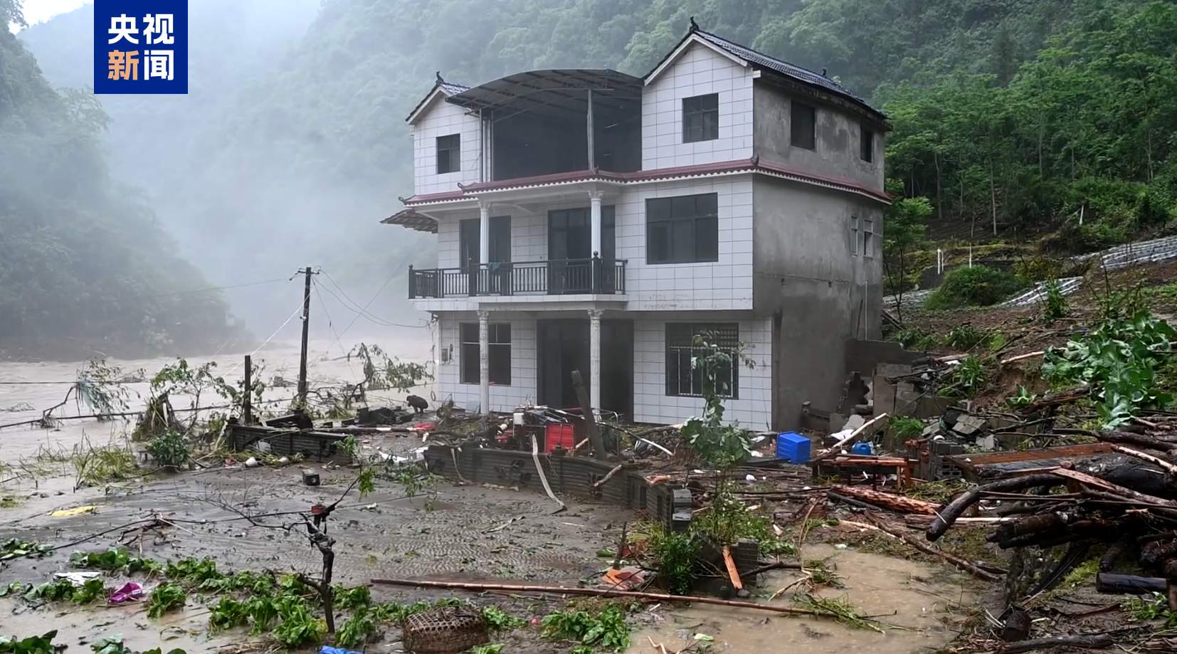 湖北宣恩突降暴雨致多处房屋被淹 当地深夜转移数百群众