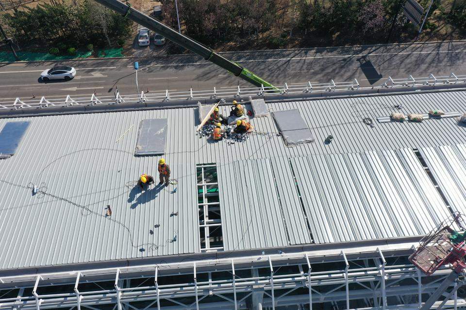 “钢筋铁骨”造型简洁，济南云巴沿线车站建设正酣