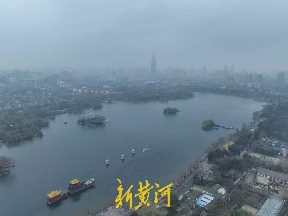 大明湖畔春雾朦胧，宛如写意山水画