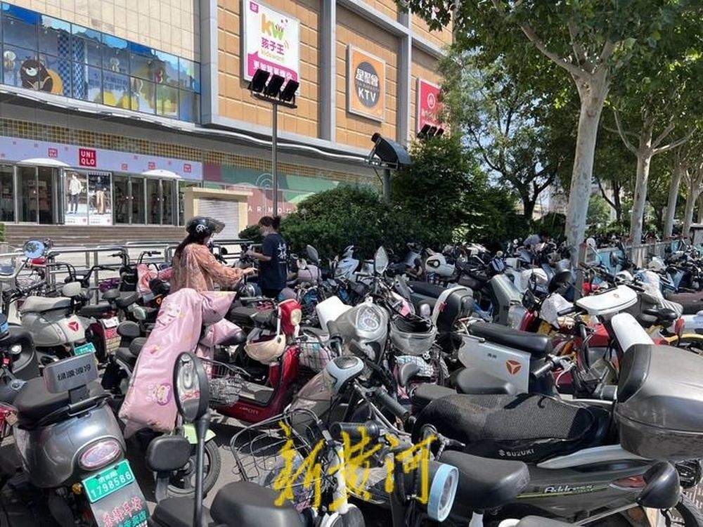 济南和谐广场南侧经十路辅道“车满为患”，5米宽道路仅容一人通行