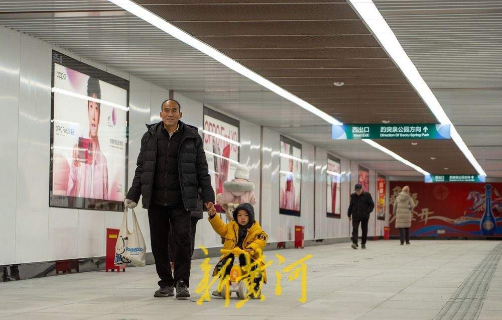 趵突泉南路人行过街通道投入使用，可由趵突泉公园东门直达泉城广场西门