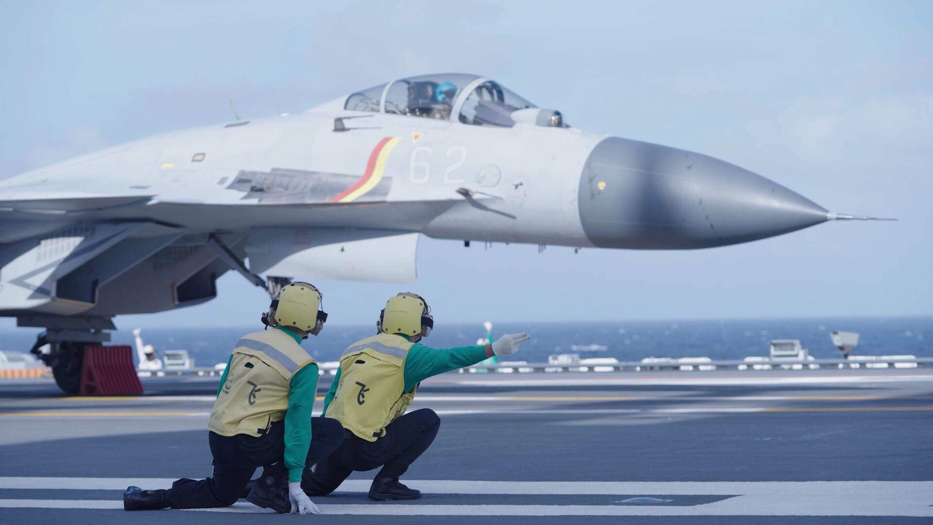 闪电新闻探访“深蓝利刃”的护航者：山东舰起降保障中队