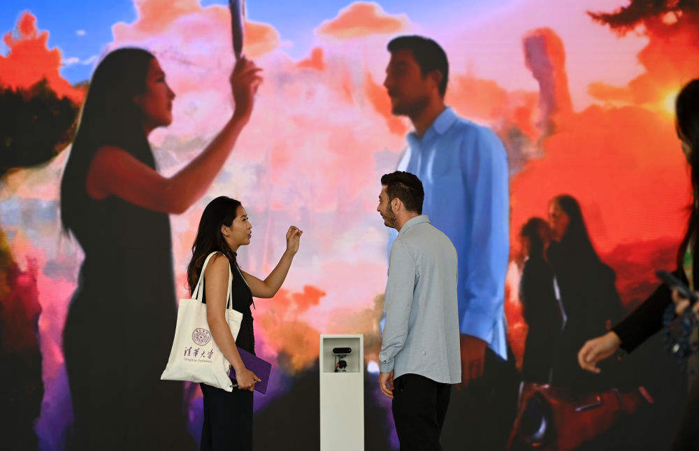 新华视点｜新能源转型、新产业升级、新技术革命——2025夏季达沃斯论坛热点扫描