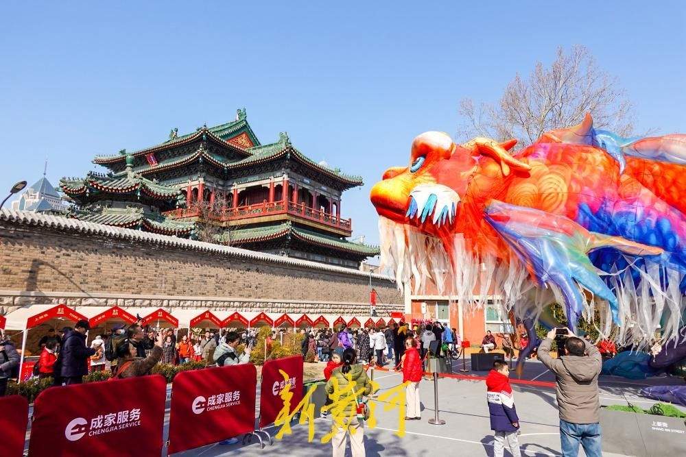 济南上新街添“独占鳌头”好彩头,巨型空飘鳌鱼成新网红