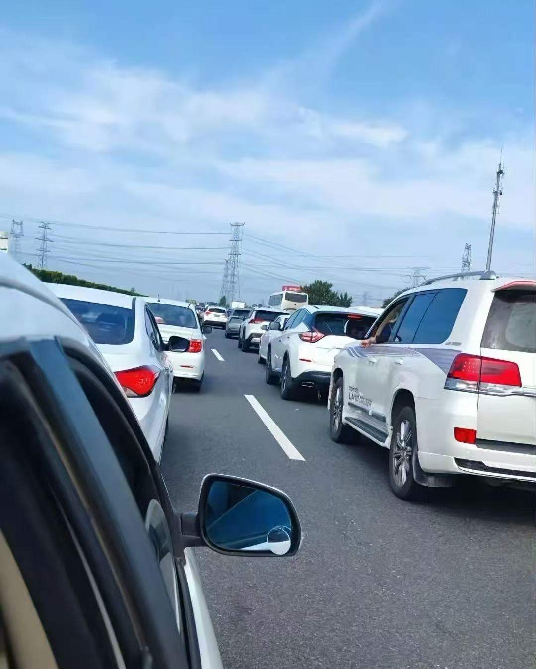 “聪明的人已经提前出发了”，结果高速上全是聪明人！