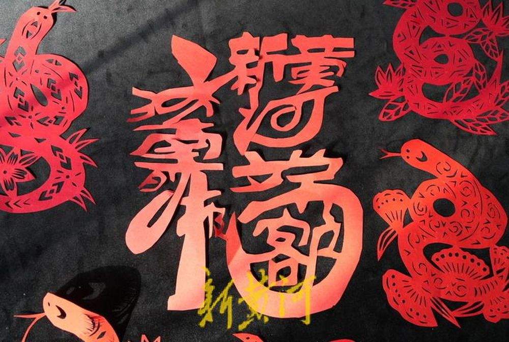 一年剪出260种生肖蛇剪纸！等12生肖剪齐了，他要办一个巡展
