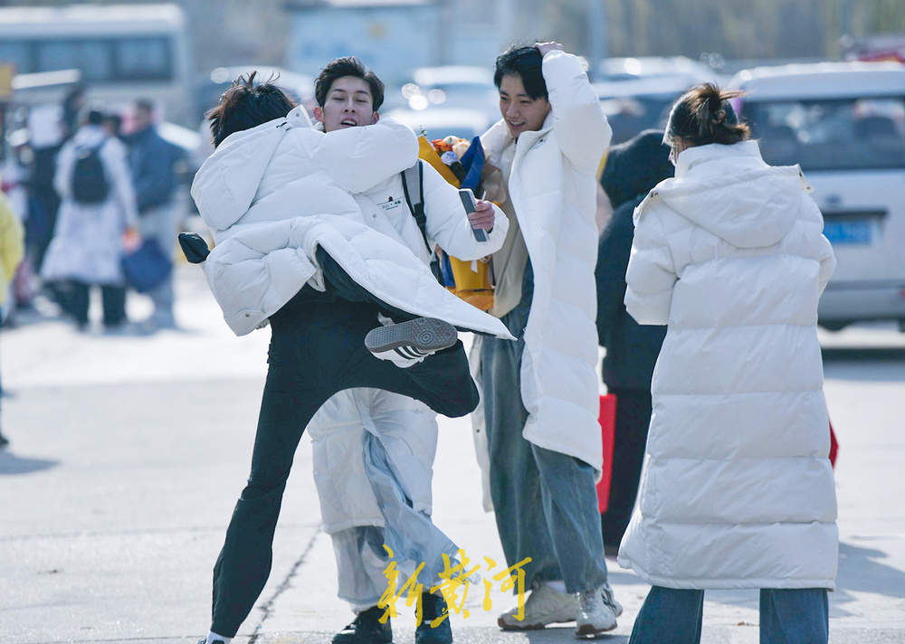 济南艺考现场打分揭晓成绩 考点外有欢笑亦有泪水