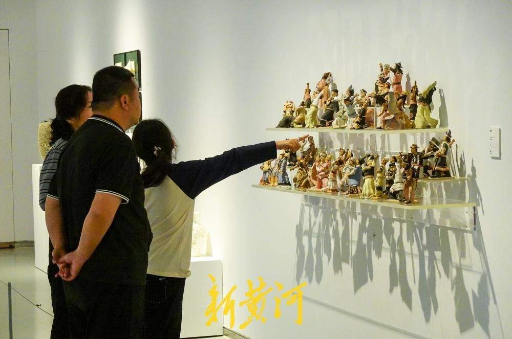 在土与火中感受东方美学，当代陶瓷艺术展览引观展热