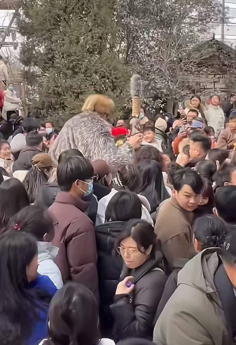 对话河南万岁山2米33“巨人”演员：没巨人症，睡3米床穿59码鞋