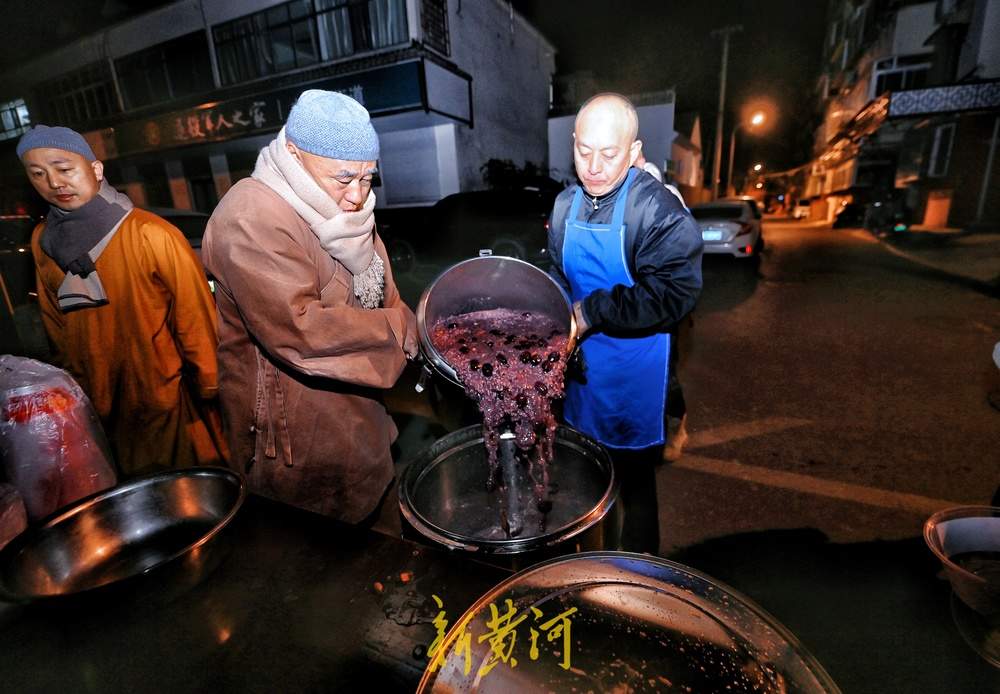 腊八清晨，济南崇明寺前施粥年味浓 