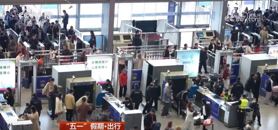 全国铁路迎来假日客流高峰 多项便民措施保障旅客出行