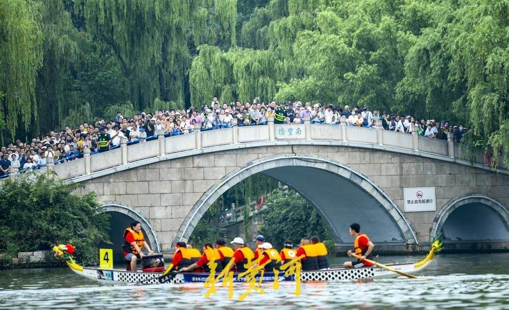 明湖龙舟成假期顶流 数万游客沿湖围观济南端午盛事