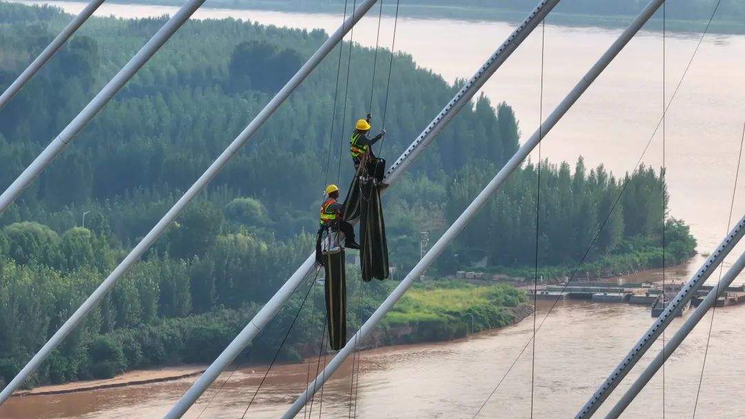 项目强省会｜桥上来了“蜘蛛人” 奏响济南黄河公路大桥奋进曲