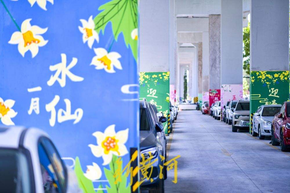 济南顺河高架“花”妆初成！26根墩柱彩绘演绎十二个月特色花卉